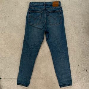 Levi’s “Wedgie” High Rise Straight Leg Medium Wash Denim Jeans Size 26